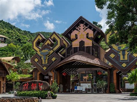  Qiongzhong Folk Village: Geleneksel Hainan Kültürü ve Şirin Bir Köy Hayatı!