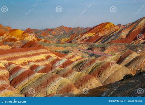  Zhangye Danxia Geoparkı: Renkli Kaya Formasyonlarıyla Bezeli Bir Doğa Harikası mı?